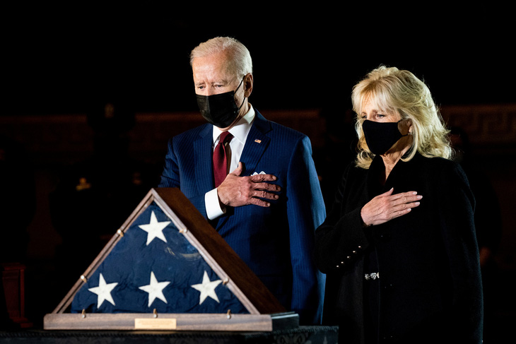 Tổng thống Biden tưởng niệm viên cảnh sát hi sinh trong vụ bạo loạn 6-1 - Ảnh 1.