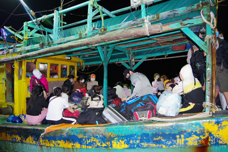 Cà Mau phát hiện tàu cá chở 34 người nhập cảnh trái phép từ Malaysia - Ảnh 1.