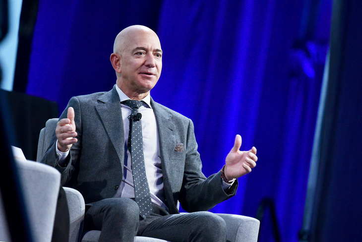 Tỉ phú Bezos sắp rời chức CEO Amazon - Ảnh 1.