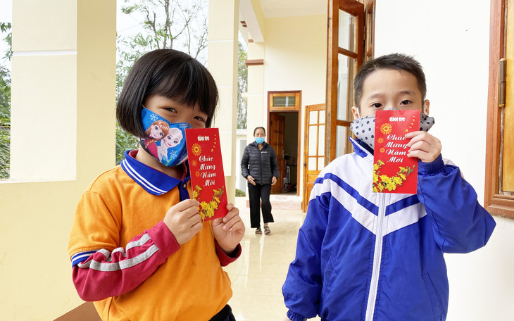 Bà con, học sinh nghèo Hà Tĩnh vui mừng nhận quà Tết sẻ chia