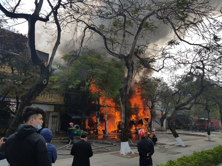 Cháy lớn tại tuyến phố trung tâm Hải Phòng - Ảnh 1.