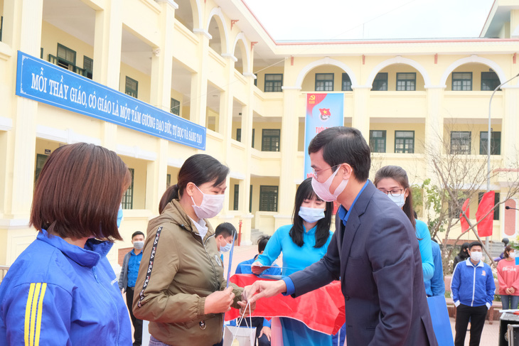 Lắp đặt tuyến đường năng lượng mặt trời trong Ngày thanh niên cùng hành động - Ảnh 2.