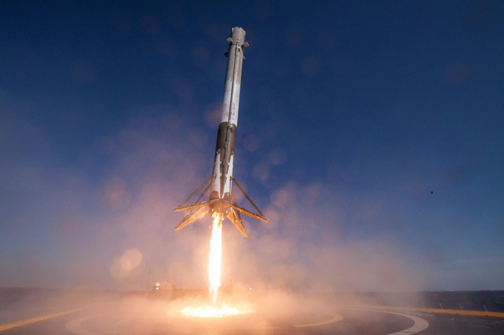 Tỷ phú Mỹ bao trọn chuyến tàu SpaceX đầu tiên chở người thường lên vũ trụ - Ảnh 1.