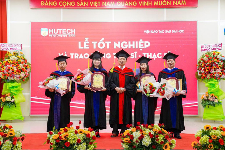 173 tân thạc sĩ nhận bằng tốt nghiệp tại HUTECH đợt tháng 1-2021 - Ảnh 1.