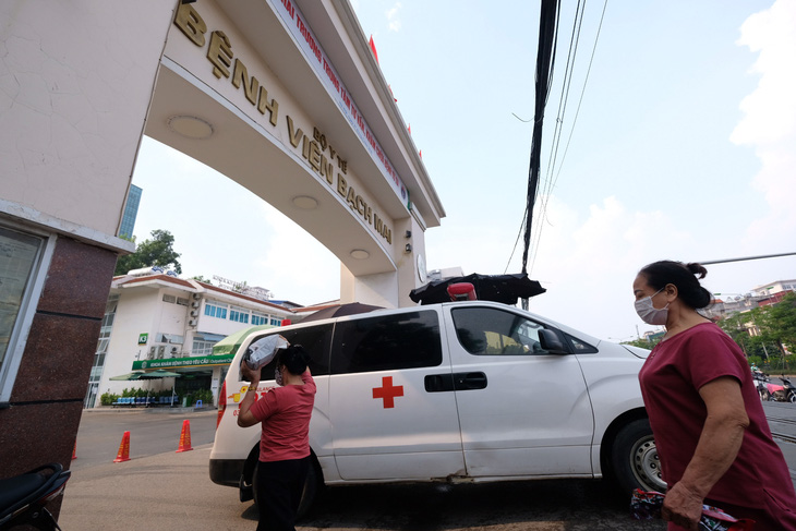 Khởi tố phó phòng tài chính kế toán Bệnh viện Bạch Mai và tổng giám đốc công ty thẩm định giá - Ảnh 1.