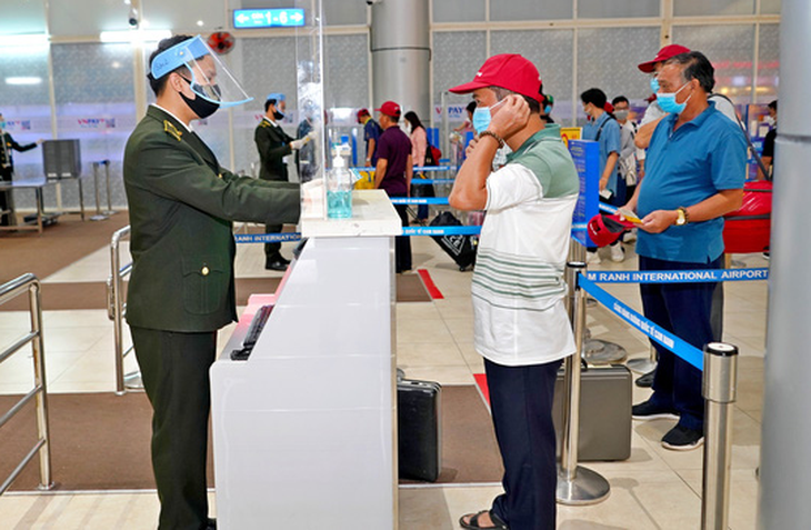Toàn bộ nhân viên Tân Sơn Nhất và 4 sân bay khác âm tính với COVID-19 - Ảnh 1.