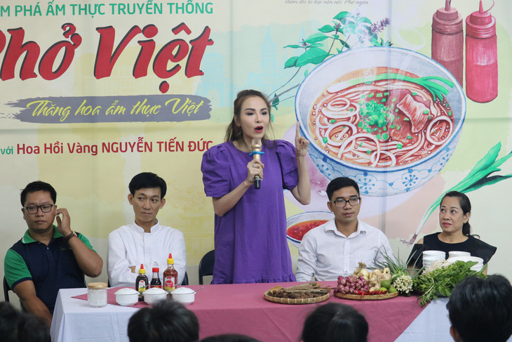Sinh viên Việt Giao tiếp lửa từ Hoa hồi vàng và hoa hậu - Ảnh 3.