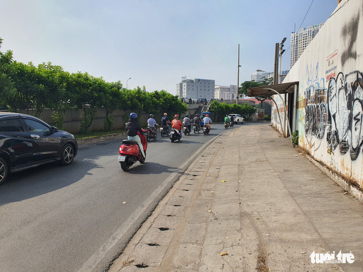 Cảnh sát giao thông giơ chân khiến người đi xe máy té ngã - Ảnh 2.