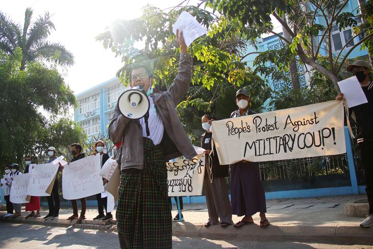 Biểu tình đầu tiên ở Myanmar phản đối đảo chính - Ảnh 2.