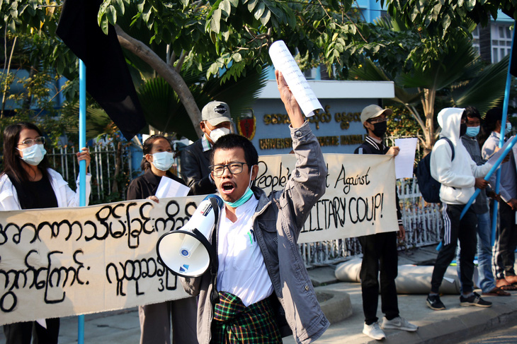 Biểu tình đầu tiên ở Myanmar phản đối đảo chính - Ảnh 1.
