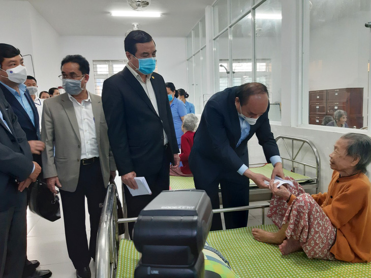 Thủ tướng thăm tết người già, trẻ khuyết tật Trung tâm Bảo trợ xã hội Quảng Nam - Ảnh 1.