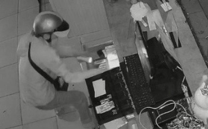 Video: Kẻ trộm vào tiệm trà sữa, soi đèn pin bình tĩnh trộm tiền