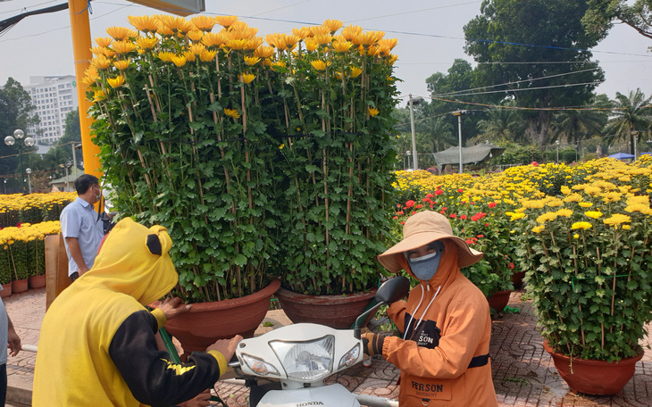 Hoa ế, người bán vẫn tự tin giữ giá, người mua 