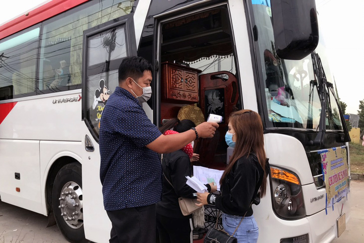 Gần 400 công nhân hủy vé chuyến xe sum vầy, ở lại Đồng Nai đón tết - Ảnh 2.