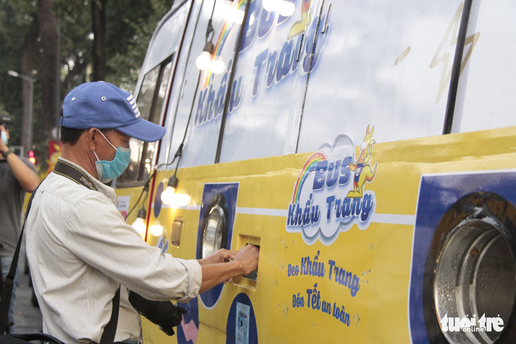 Sau ATM gạo, có thêm xe buýt phát... khẩu trang bằng cảm ứng tự động - Ảnh 6.