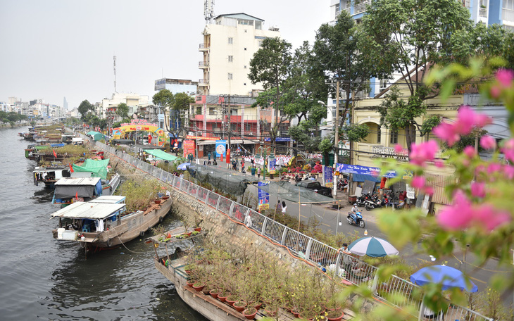 Dân Sài Gòn đến bến Bình Đông tham quan chợ hoa xuân 