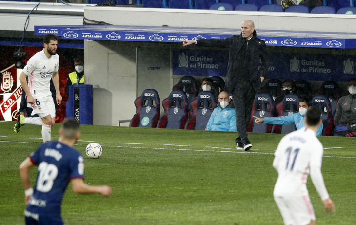 HLV Zidane trở lại sau COVID-19, Real Madrid thắng vất vả trước đội chót bảng - Ảnh 1.