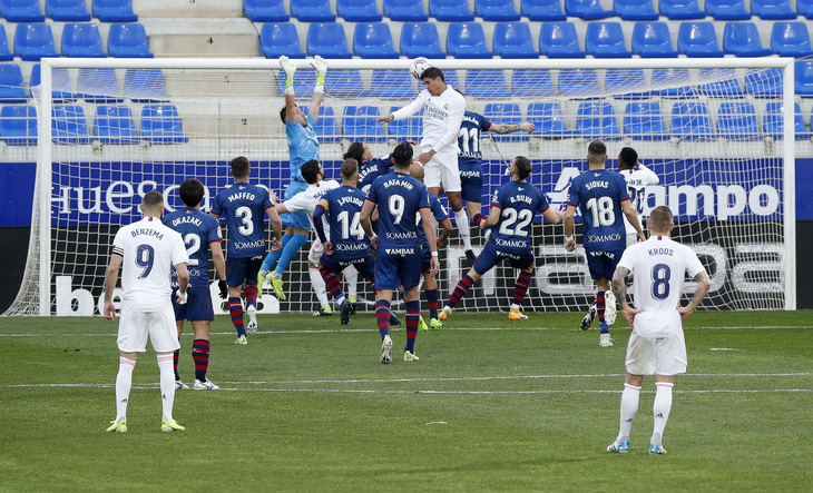HLV Zidane trở lại sau COVID-19, Real Madrid thắng vất vả trước đội chót bảng - Ảnh 3.