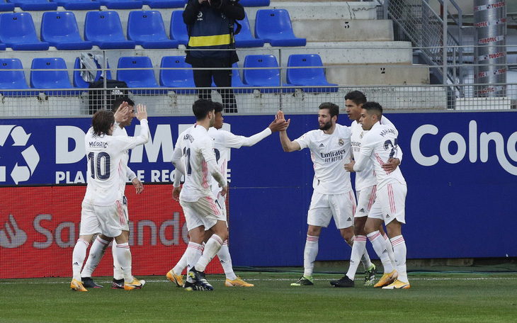 HLV Zidane trở lại sau COVID-19, Real Madrid thắng vất vả trước đội chót bảng