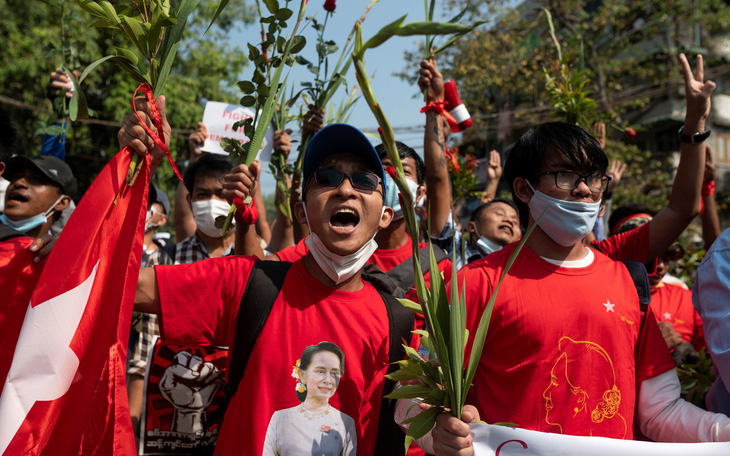 Internet ở Myanmar hồi phục, hàng ngàn người vẫn biểu tình phản đối đảo chính