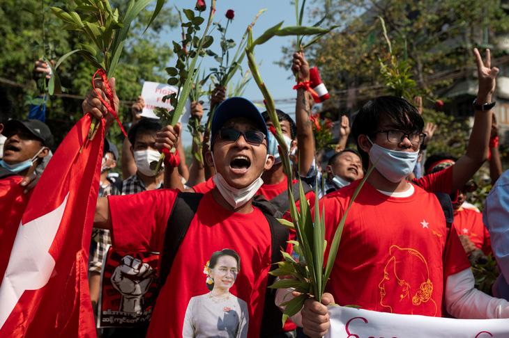 Internet ở Myanmar hồi phục, hàng ngàn người vẫn biểu tình phản đối đảo chính - Ảnh 1.