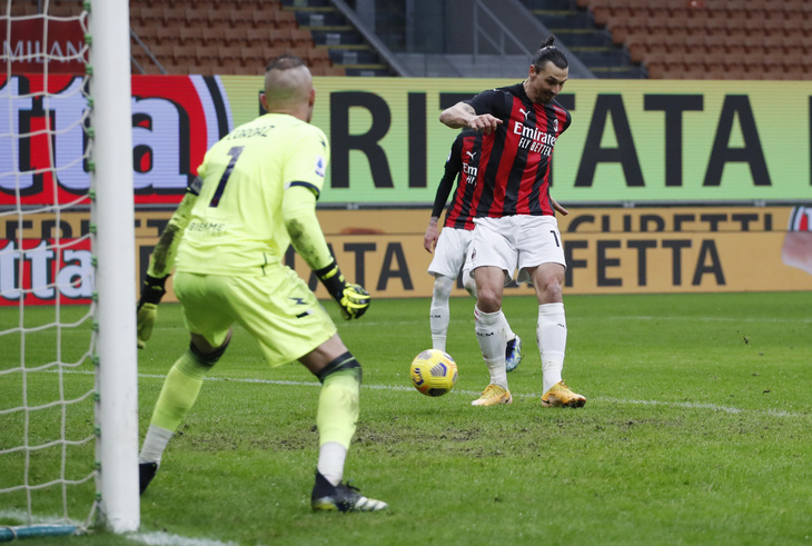 Ibrahimovic ghi bàn thứ 500 và 501, AC Milan trở lại ngôi đầu bảng - Ảnh 2.