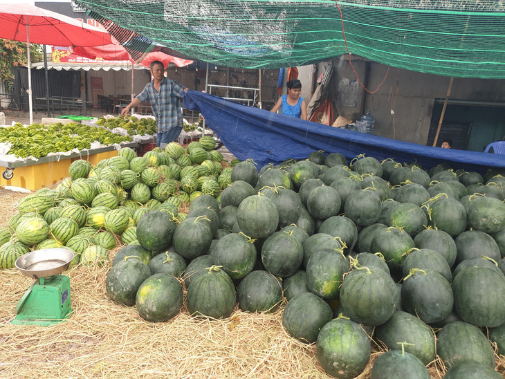 Sức mua chậm còn gặp mưa, người bán hoa trái ở Sài Gòn lo sốt vó - Ảnh 4.