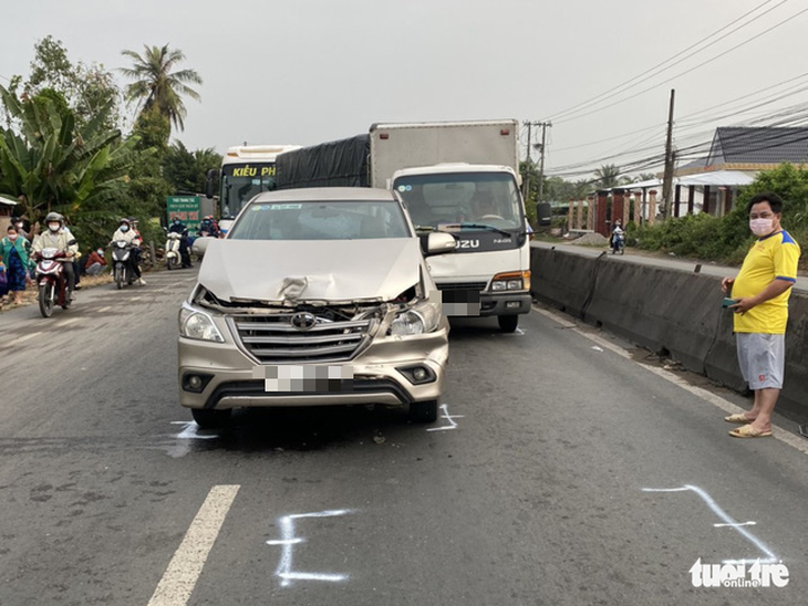 5 ôtô tông liên hoàn, quốc lộ 1 ùn ứ kéo dài - Ảnh 1.