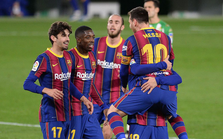Vừa vào sân từ ghế dự bị Messi ghi bàn giúp Barca 