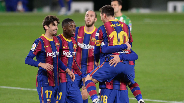 Vừa vào sân từ ghế dự bị Messi ghi bàn giúp Barca thoát nạn - Ảnh 1.