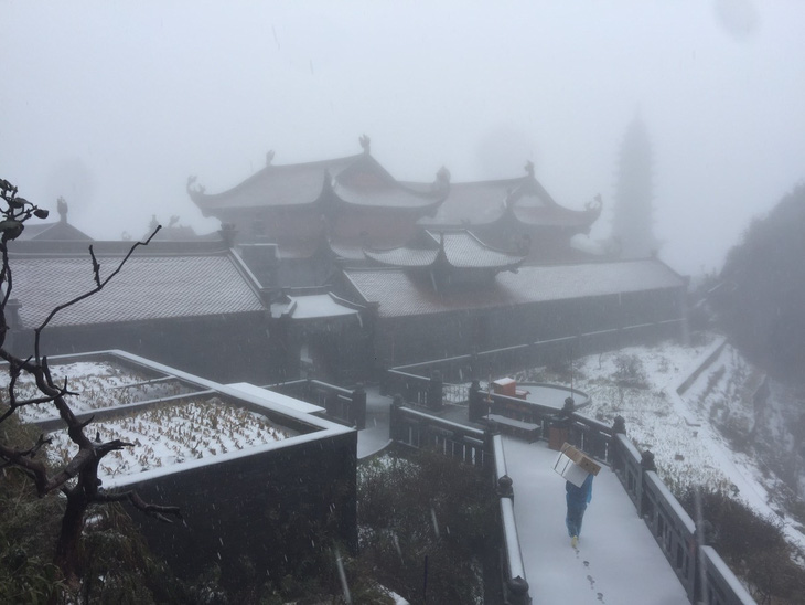 Xuất hiện mưa tuyết hiếm gặp trên đỉnh Fansipan, mưa đá ở Lai Châu - Ảnh 6.