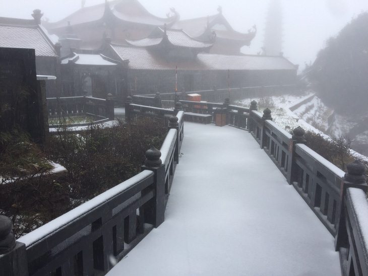 Xuất hiện mưa tuyết hiếm gặp trên đỉnh Fansipan, mưa đá ở Lai Châu - Ảnh 2.