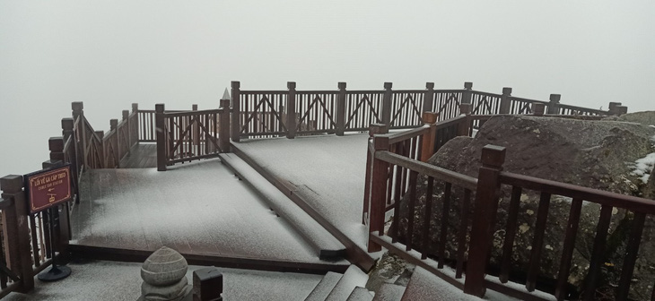 Xuất hiện mưa tuyết hiếm gặp trên đỉnh Fansipan, mưa đá ở Lai Châu - Ảnh 4.