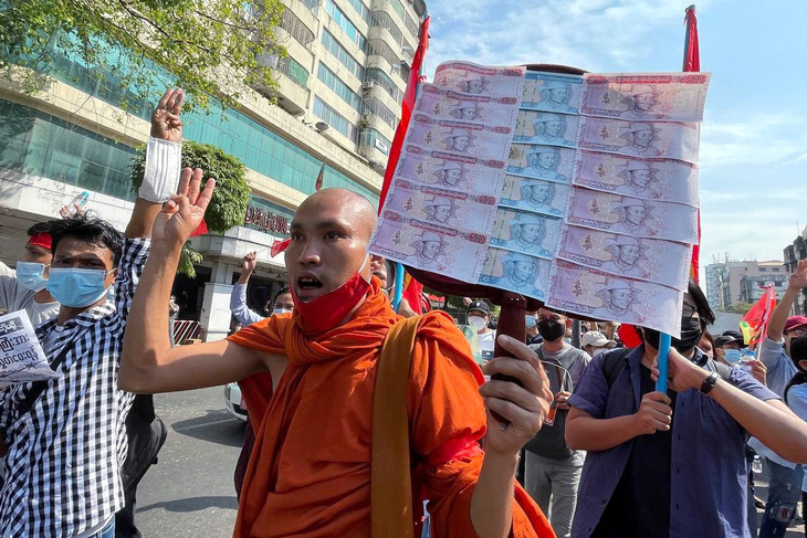 Myanmar: Sư sãi tham gia biểu tình, cảnh sát cảnh báo trấn áp - Ảnh 3.