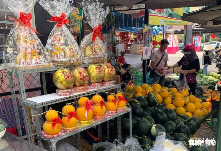 Thú vị chợ trái cây chưng tết ở Long Xuyên - Ảnh 1.