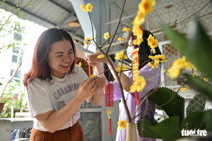 Phải hít thật sâu mới dám nói Ba mẹ ơi, năm nay con ăn Tết ở Sài Gòn - Ảnh 1.