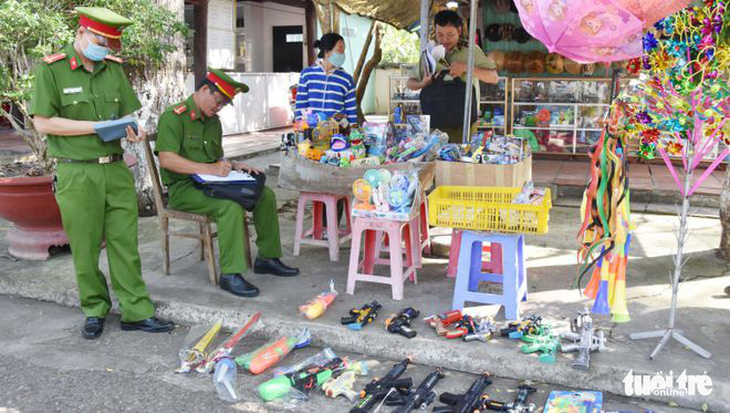 Thu hồi hơn 7.000 que pháo và hàng trăm đồ chơi nguy hiểm tại Tiền Giang - Ảnh 1.