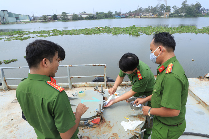 Bắt đội trưởng chống buôn lậu Hải quan nhận hối lộ ở đường dây 2,7 triệu lít xăng giả - Ảnh 2.