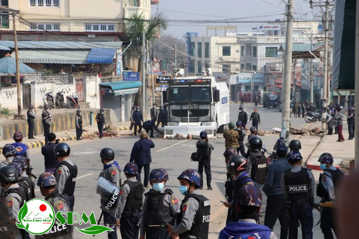 Người Myanmar tràn xuống đường sau vụ quân đội xả súng vào người biểu tình - Ảnh 6.