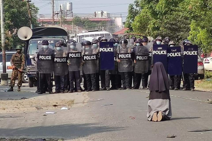 Nữ tu quỳ xin cảnh sát Myanmar ngừng trấn áp người biểu tình - Ảnh 1.