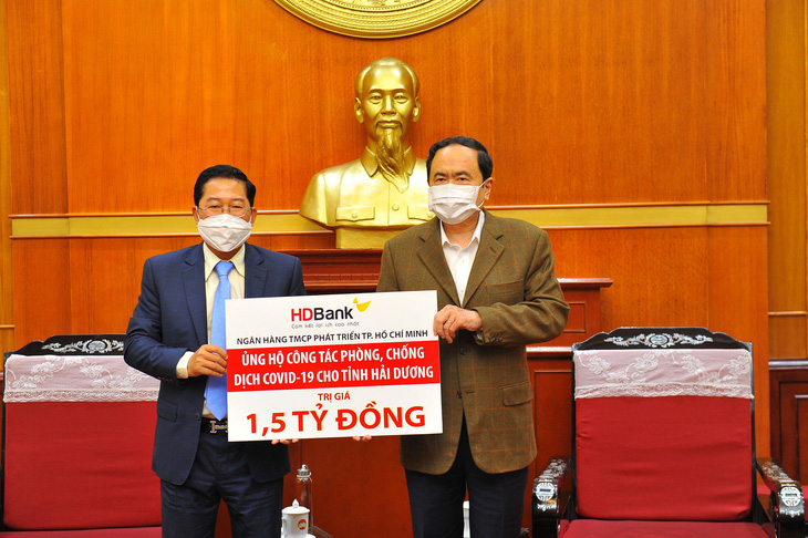 HDBank trao 1,5 tỉ đồng hỗ trợ tỉnh Hải Dương phòng chống dịch COVID-19 - Ảnh 1.