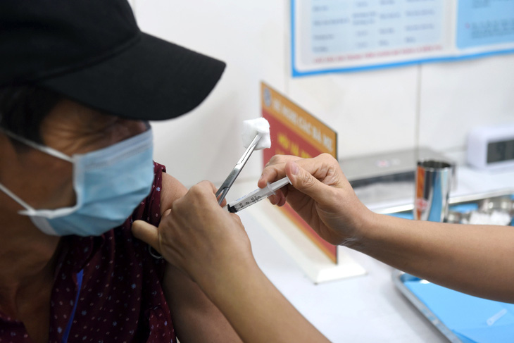 Tiêm vắc xin COVID-19 ở Việt Nam: Tiêm trước ở các tỉnh có dịch - Ảnh 1.