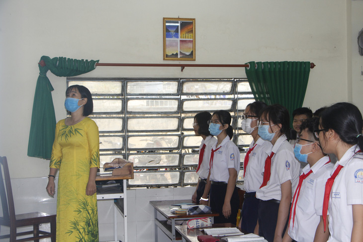 Cần Thơ: Học sinh chào cờ trong lớp phòng dịch bệnh COVID-19 - Ảnh 1.