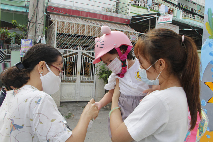 Cần Thơ: Học sinh chào cờ trong lớp phòng dịch bệnh COVID-19 - Ảnh 4.