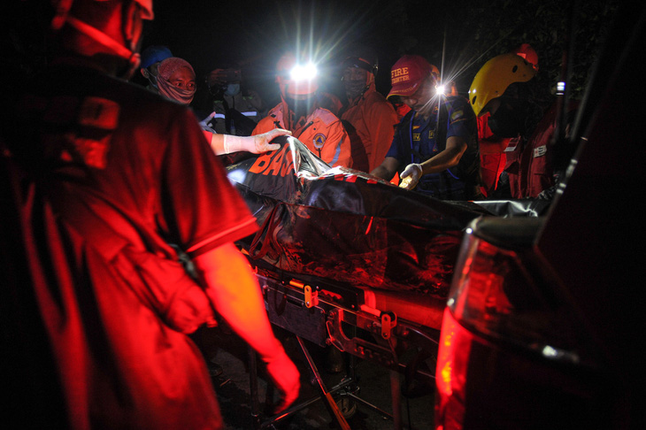 Xe buýt chở trẻ em lao xuống vực sâu ở Indonesia: 27 người chết, 39 sống sót - Ảnh 3.