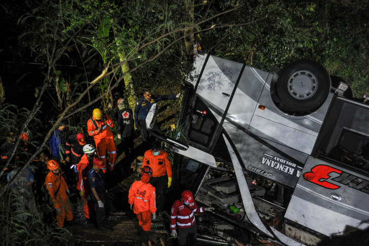 Xe buýt chở trẻ em lao xuống vực sâu ở Indonesia: 27 người chết, 39 sống sót - Ảnh 1.