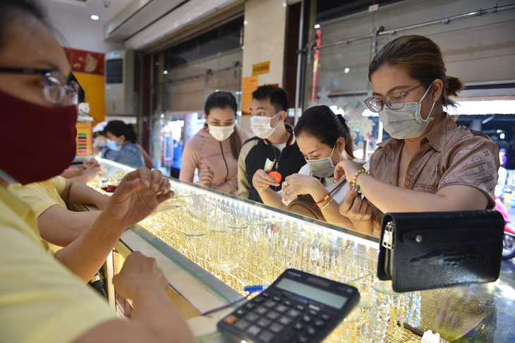 Hôm qua lao dốc không phanh, hôm nay giá vàng tiếp tục đi xuống - Ảnh 1.