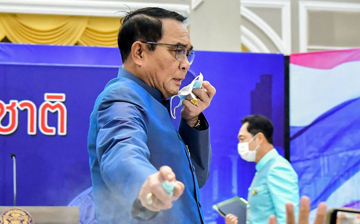 Bị hỏi khó, thủ tướng Thái Lan xịt nước sát khuẩn vào phóng viên