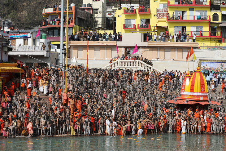 Hàng trăm ngàn người Ấn Độ hành hương về sông Hằng bất chấp COVID-19 - Ảnh 4.