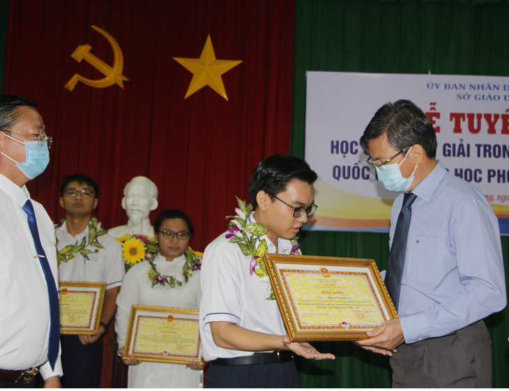 11 học sinh đoạt giải quốc gia tỉnh Kiên Giang được thưởng 20 - 80 triệu/bạn - Ảnh 1.